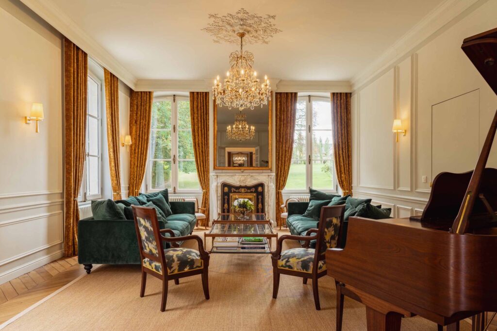 Villa de luxe en Normandie : le grand salon et son piano quart-de-queue