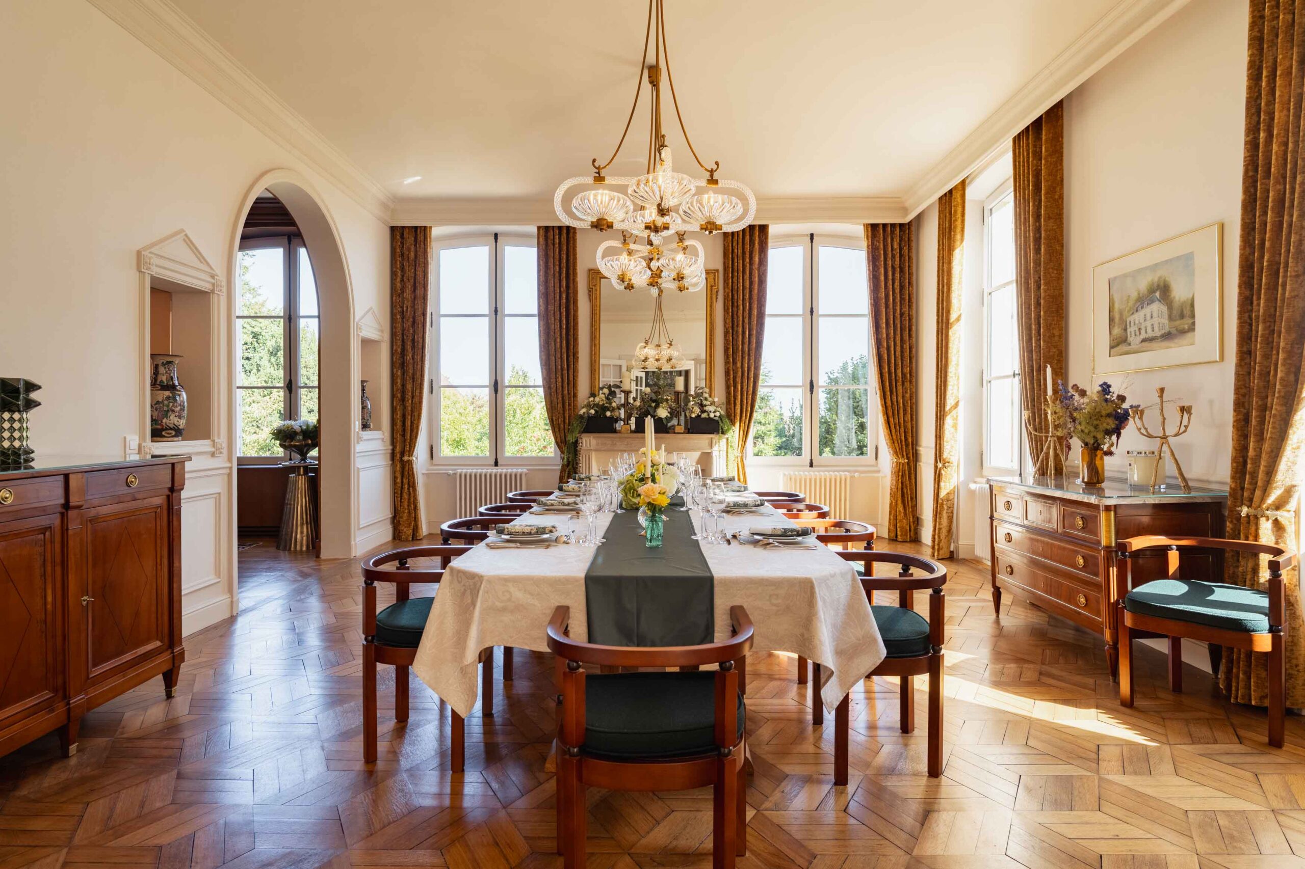 La salle à manger du Domaine de l'Ormeau, dressée pour quatorze personnes