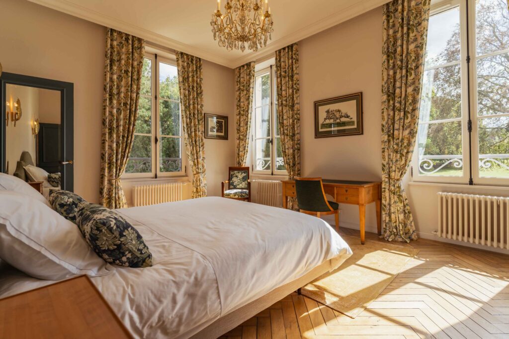 Chambre 1 du Domaine de l'Ormeau, literie haut de gamme et linge de maison raffiné