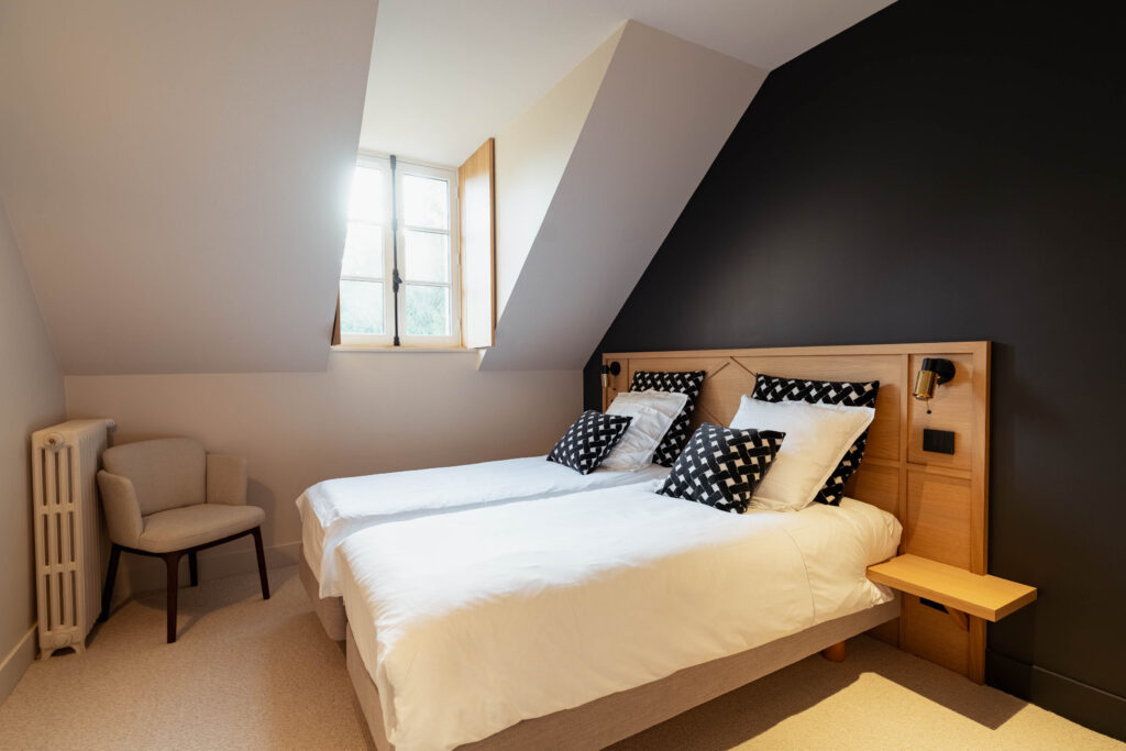 Chambre 6 du Domaine de l'Ormeau, literie haut de gamme et linge de maison raffiné