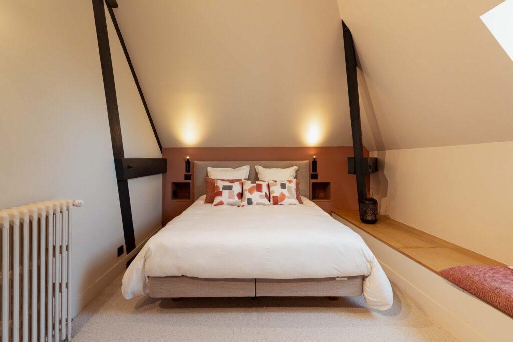 Chambre 4 du Domaine de l'Ormeau, literie haut de gamme et linge de maison raffiné