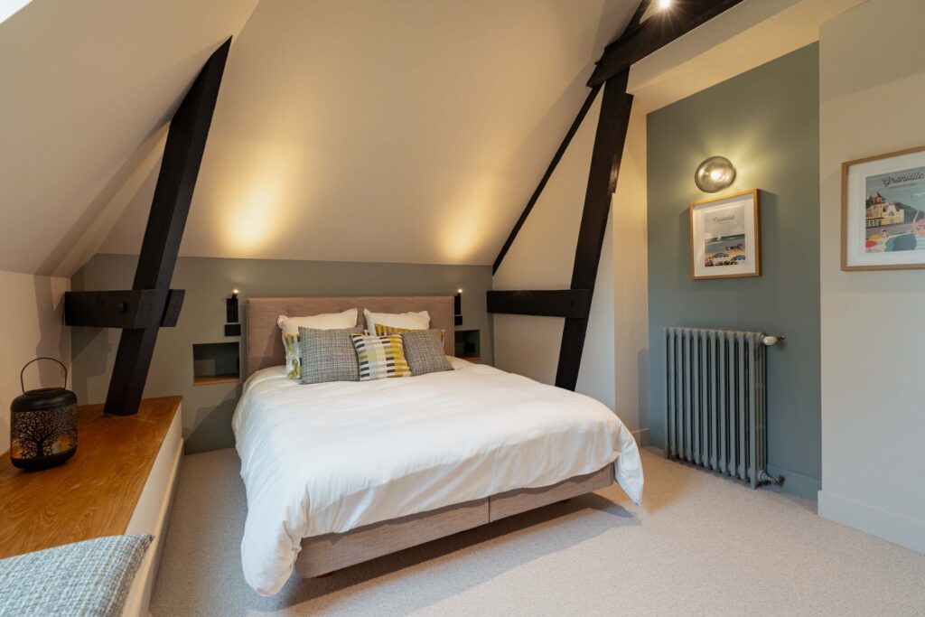 Chambre 5 du Domaine de l'Ormeau, literie haut de gamme et linge de maison raffiné